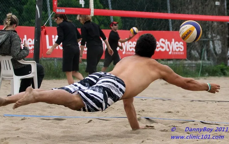Joueur en plongeon horizontal pour sauver le ballon à l'Open Plage M 2023