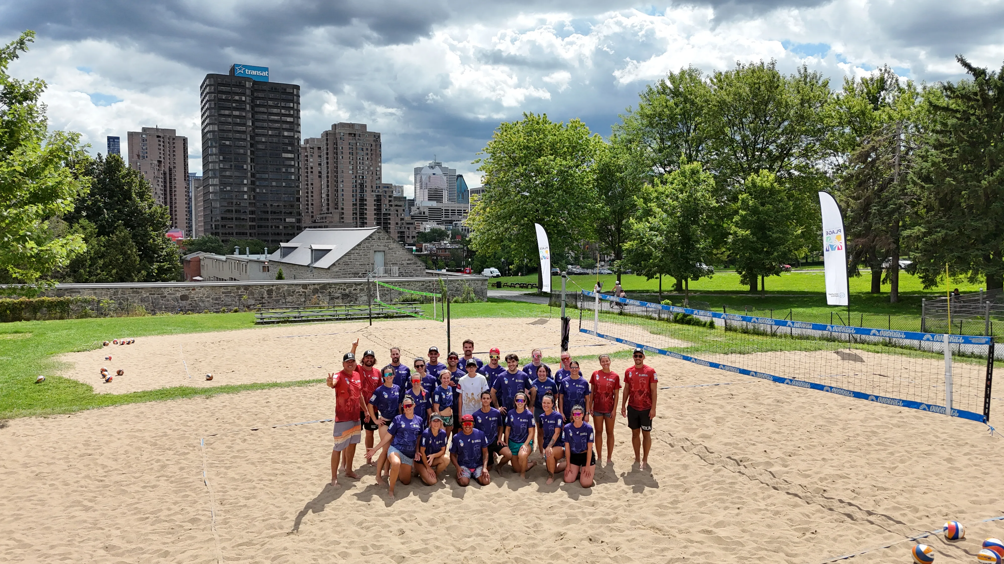 Participants du camp d'été international Plage M 2026 sur les terrains du parc Jeanne-Mance, devant le centre-ville de Montréal
