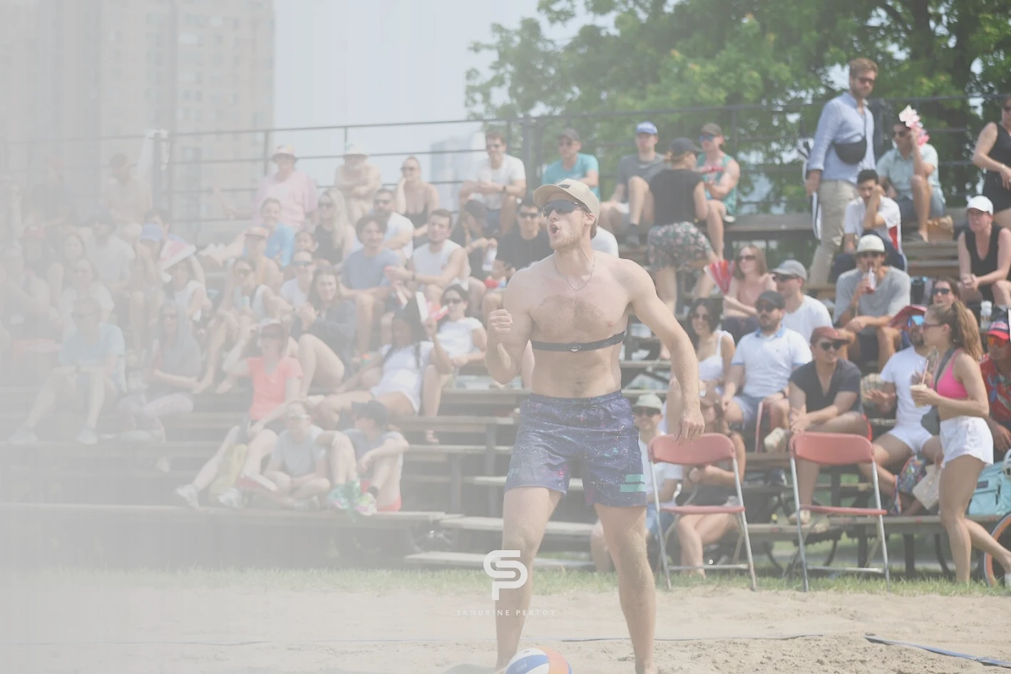 Joueur célébrant sur le sable pendant l'Open Plage M 2025, au parc Jeanne-Mance