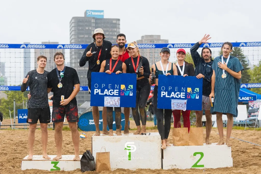 Athlètes médaillés sur le podium de l'Open Plage M, devant les filets et le centre-ville de Montréal
